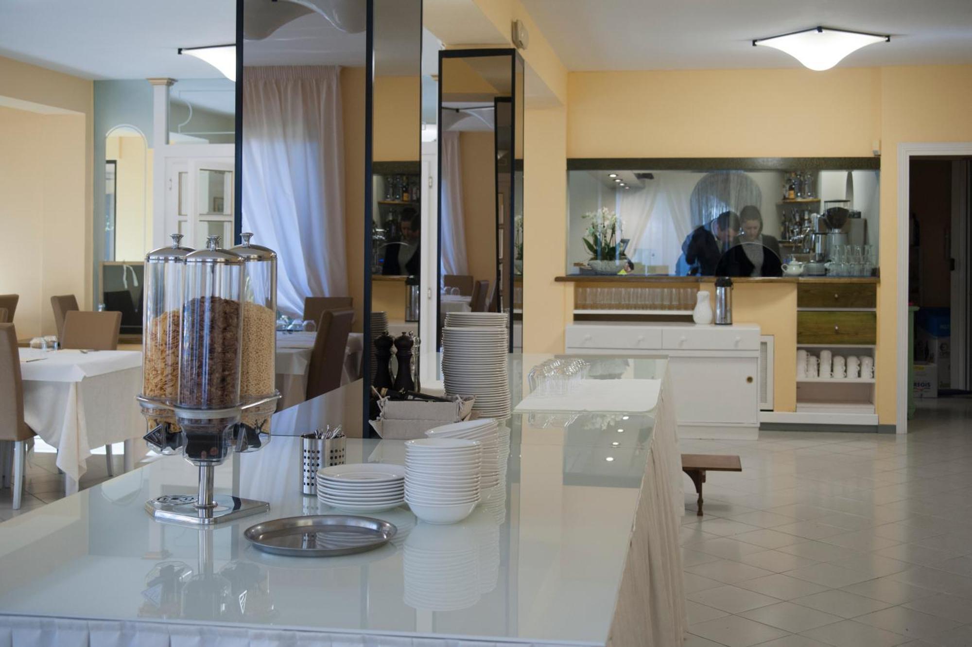 Hotel Gemma Del Mare มารินา ดิ เปียตราซันตา ภายนอก รูปภาพ