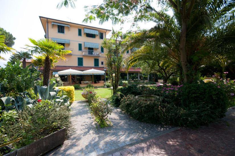 Hotel Gemma Del Mare มารินา ดิ เปียตราซันตา ภายนอก รูปภาพ