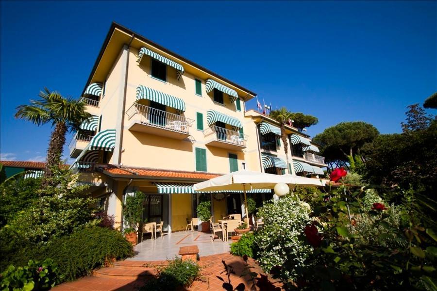 Hotel Gemma Del Mare มารินา ดิ เปียตราซันตา ภายนอก รูปภาพ