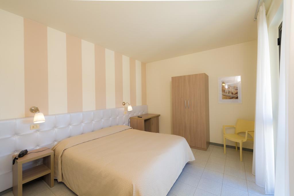 Hotel Gemma Del Mare มารินา ดิ เปียตราซันตา ภายนอก รูปภาพ