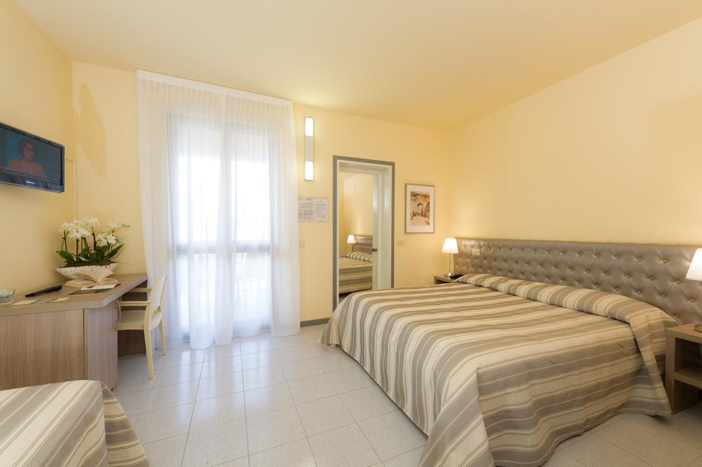 Hotel Gemma Del Mare มารินา ดิ เปียตราซันตา ภายนอก รูปภาพ