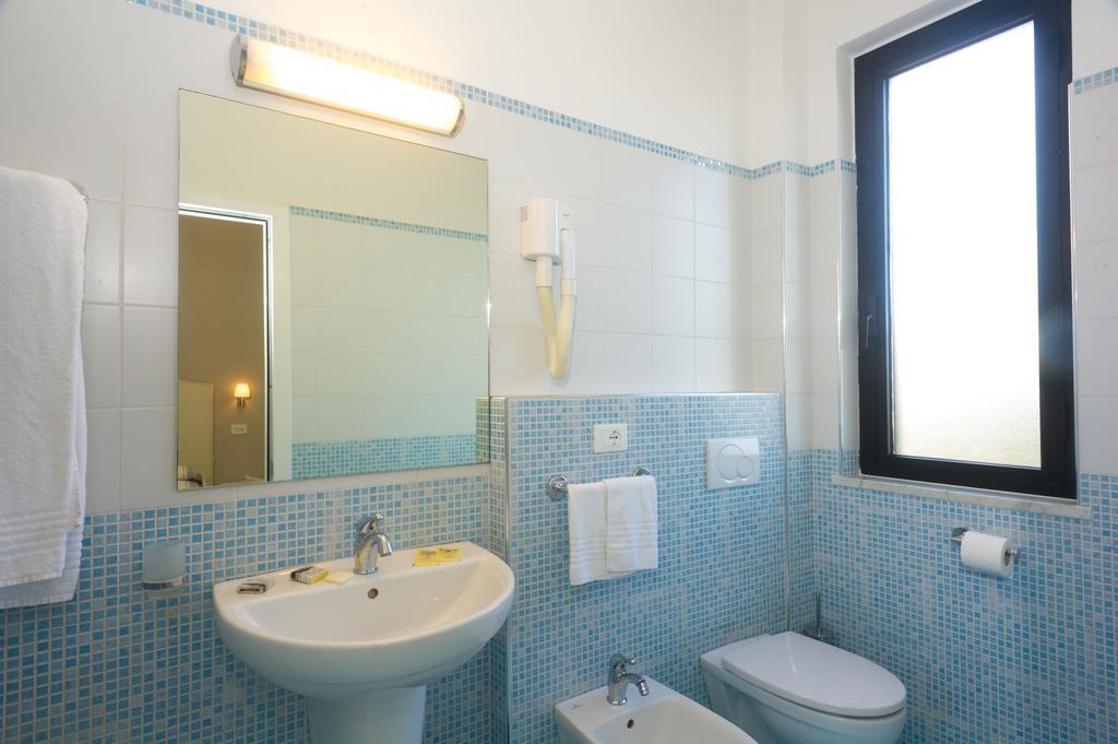 Hotel Gemma Del Mare มารินา ดิ เปียตราซันตา ภายนอก รูปภาพ