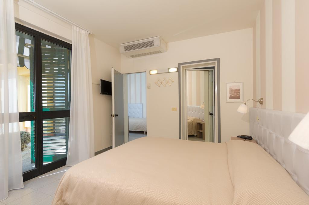 Hotel Gemma Del Mare มารินา ดิ เปียตราซันตา ภายนอก รูปภาพ