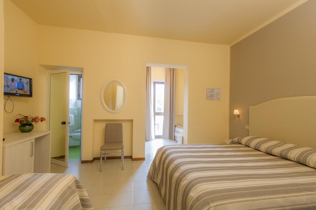 Hotel Gemma Del Mare มารินา ดิ เปียตราซันตา ภายนอก รูปภาพ