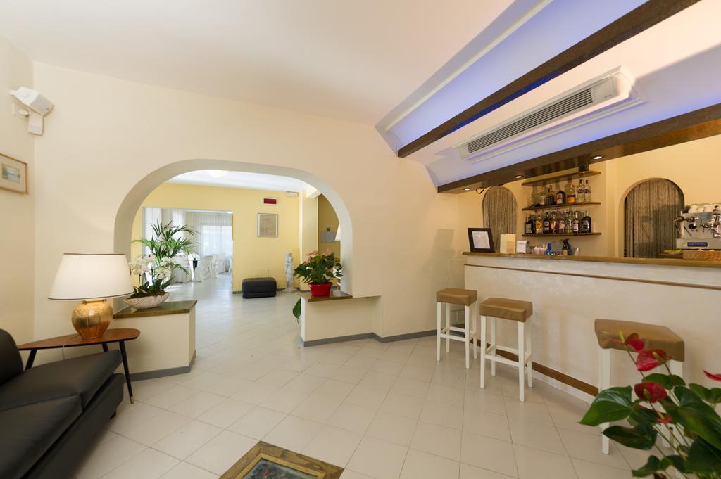 Hotel Gemma Del Mare มารินา ดิ เปียตราซันตา ภายนอก รูปภาพ