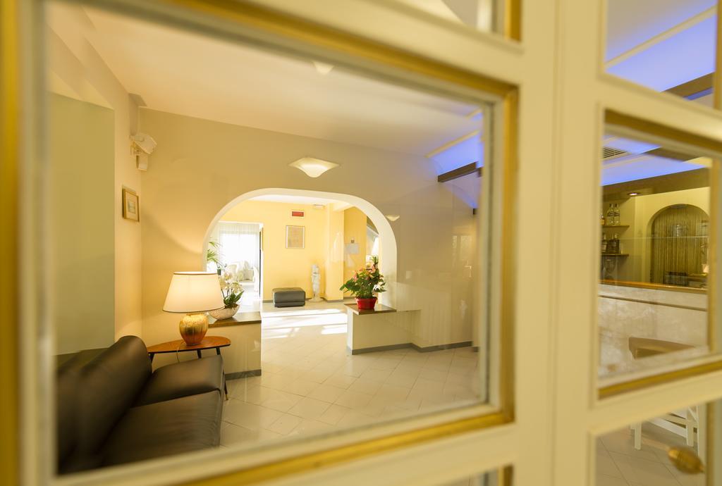 Hotel Gemma Del Mare มารินา ดิ เปียตราซันตา ภายนอก รูปภาพ