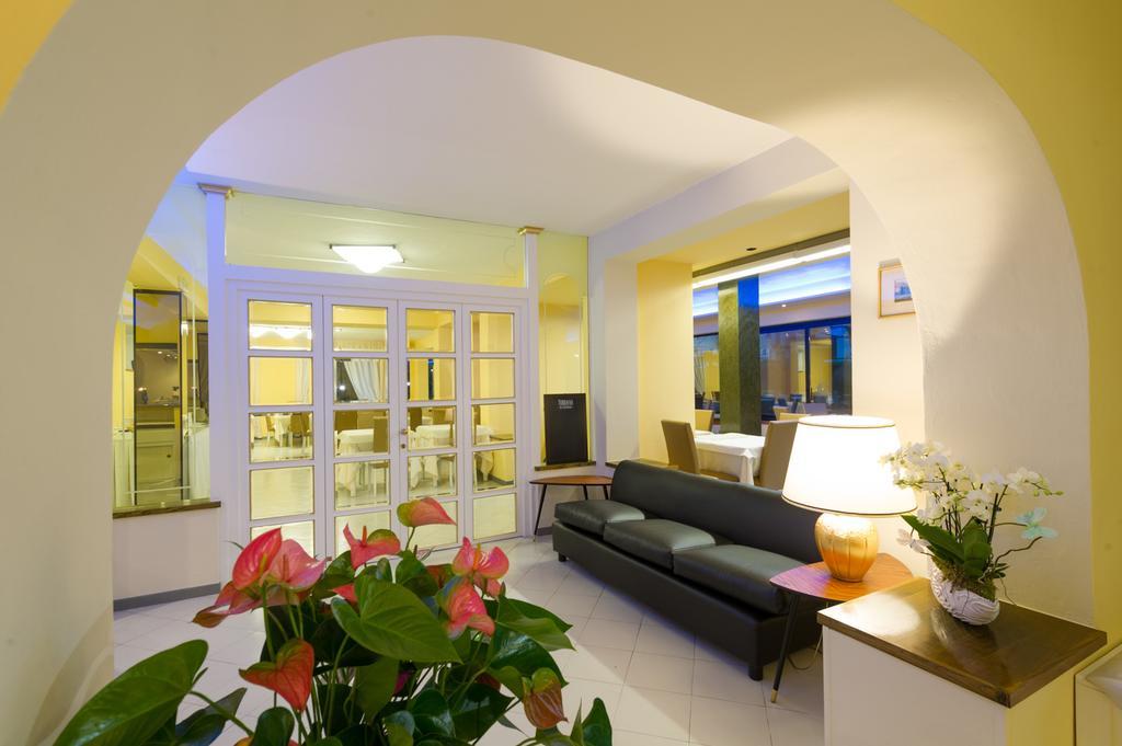Hotel Gemma Del Mare มารินา ดิ เปียตราซันตา ภายนอก รูปภาพ