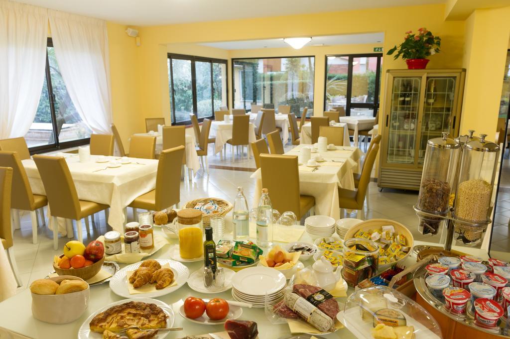 Hotel Gemma Del Mare มารินา ดิ เปียตราซันตา ภายนอก รูปภาพ